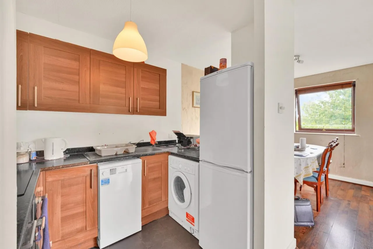 Essex Road, Chadwell Heath, RM6, photo 8