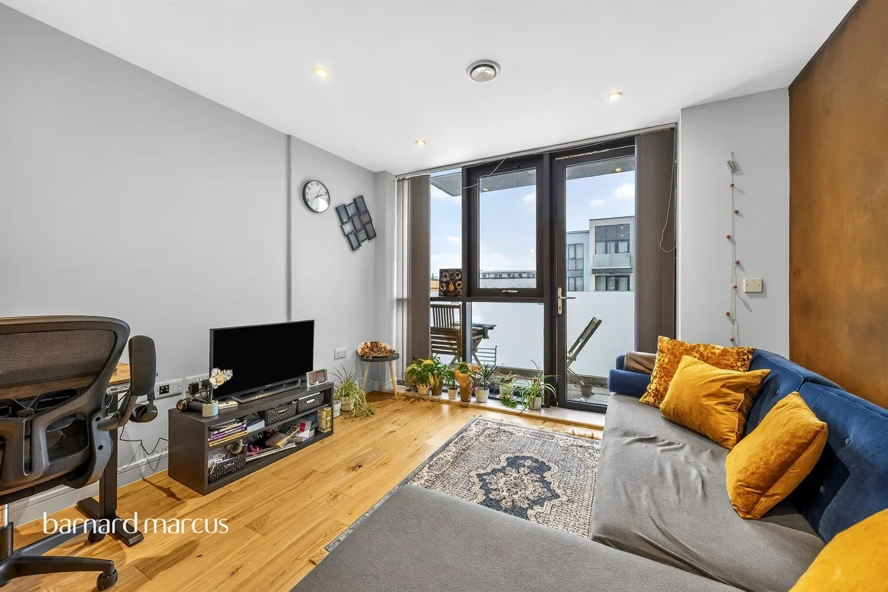 2 bed flat for sale — Cavalier Close, Wallington
