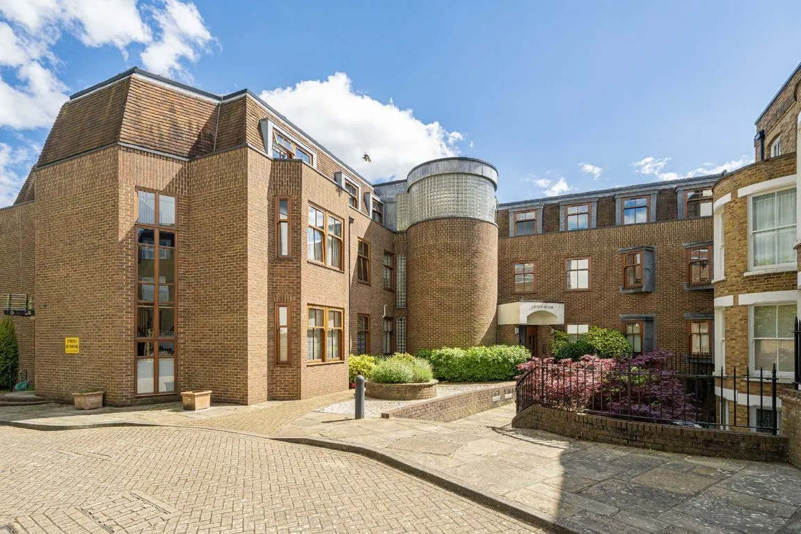Lower Square, TW7, photo 9