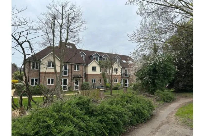 2 bed flat for sale, Station Road, Addlestone, KT15