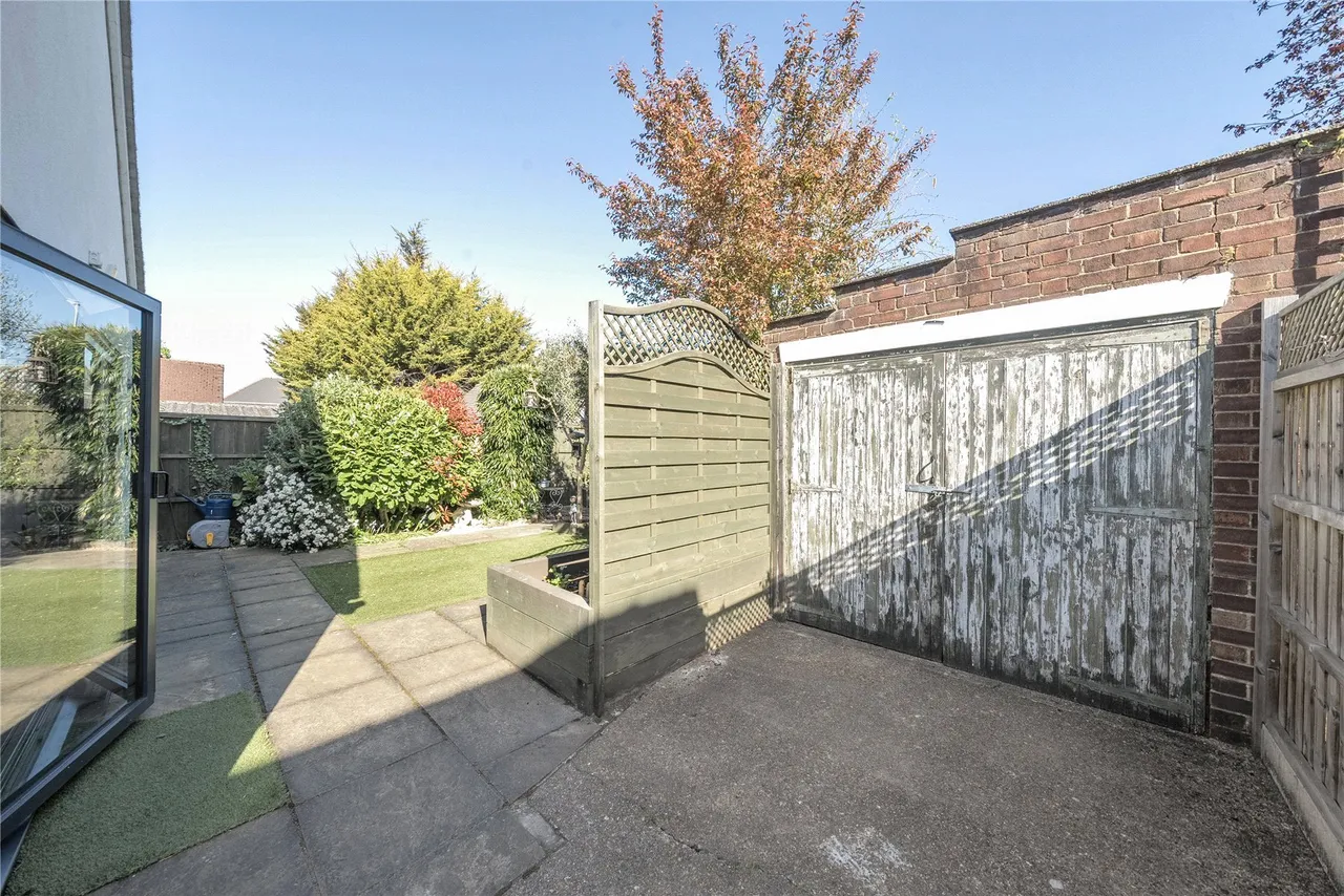 Dudley Close, Addlestone, KT15, photo 12