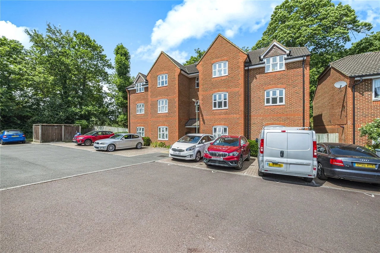 2 bed flat for sale, Hanger Court, Knaphill, GU21