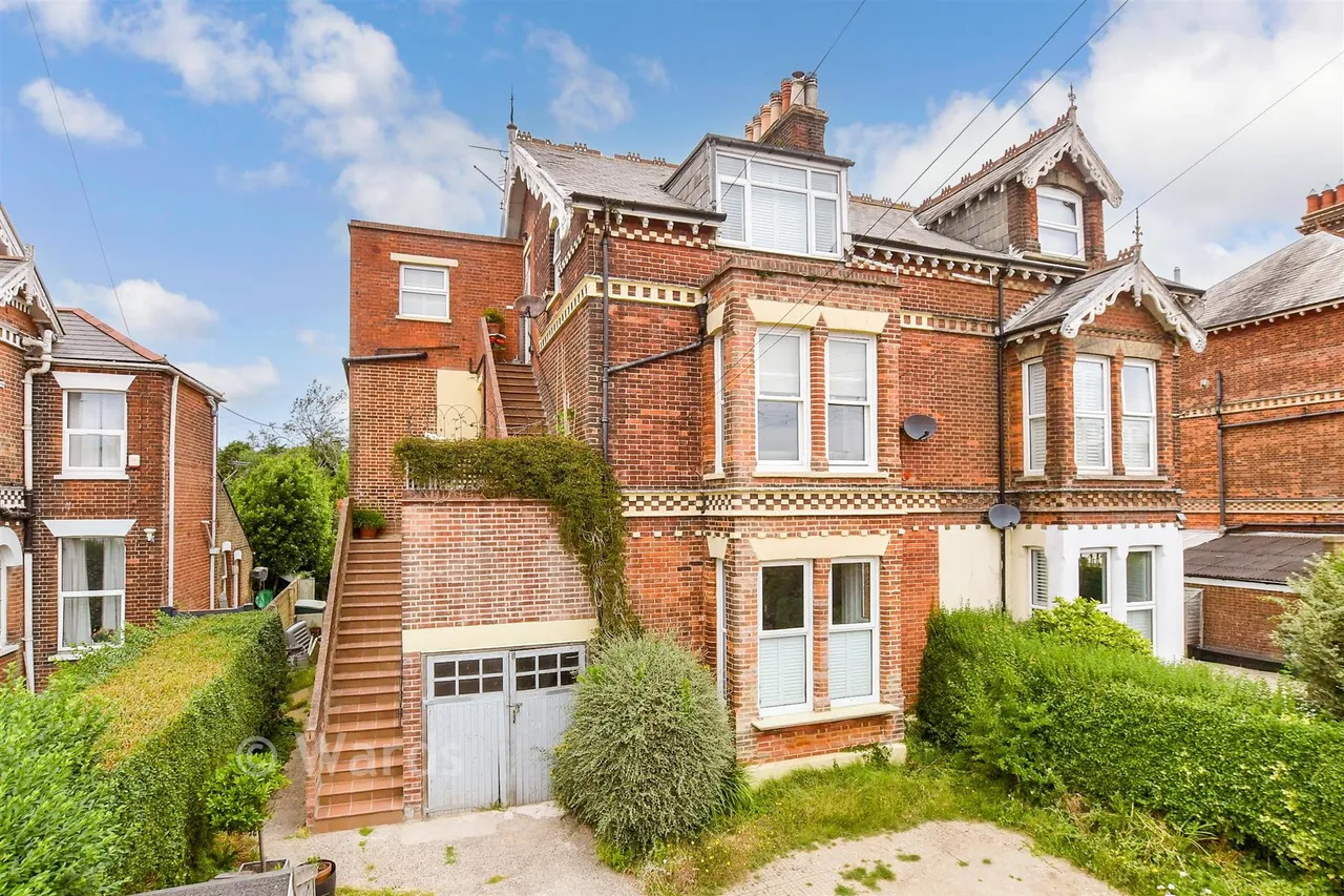 2 bed flat for sale, London Road, Deal, CT14