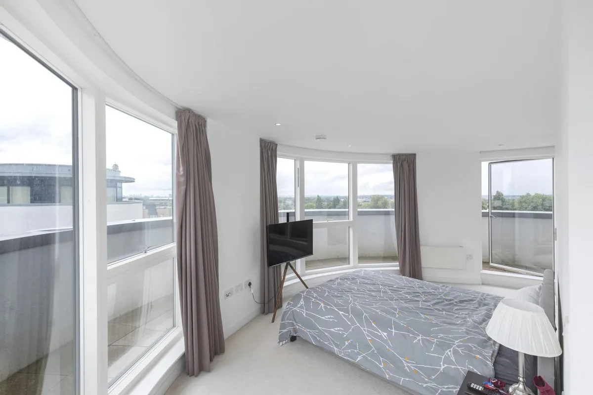 Pump House Crescent, Brentford, TW8, photo 2