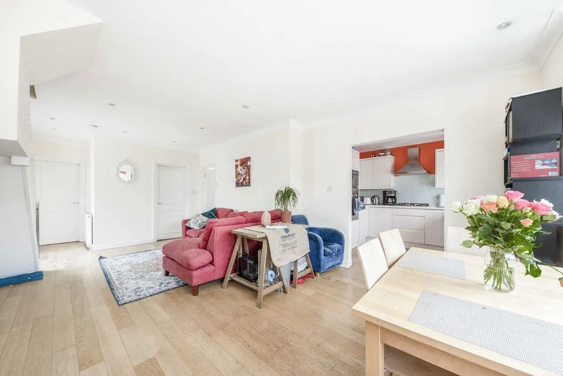 3 bed property for sale, Franche Court Road, SW17