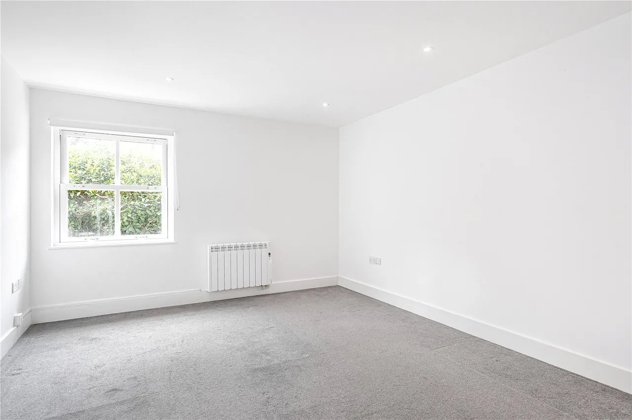 High Street, Hampton, TW12, photo 11