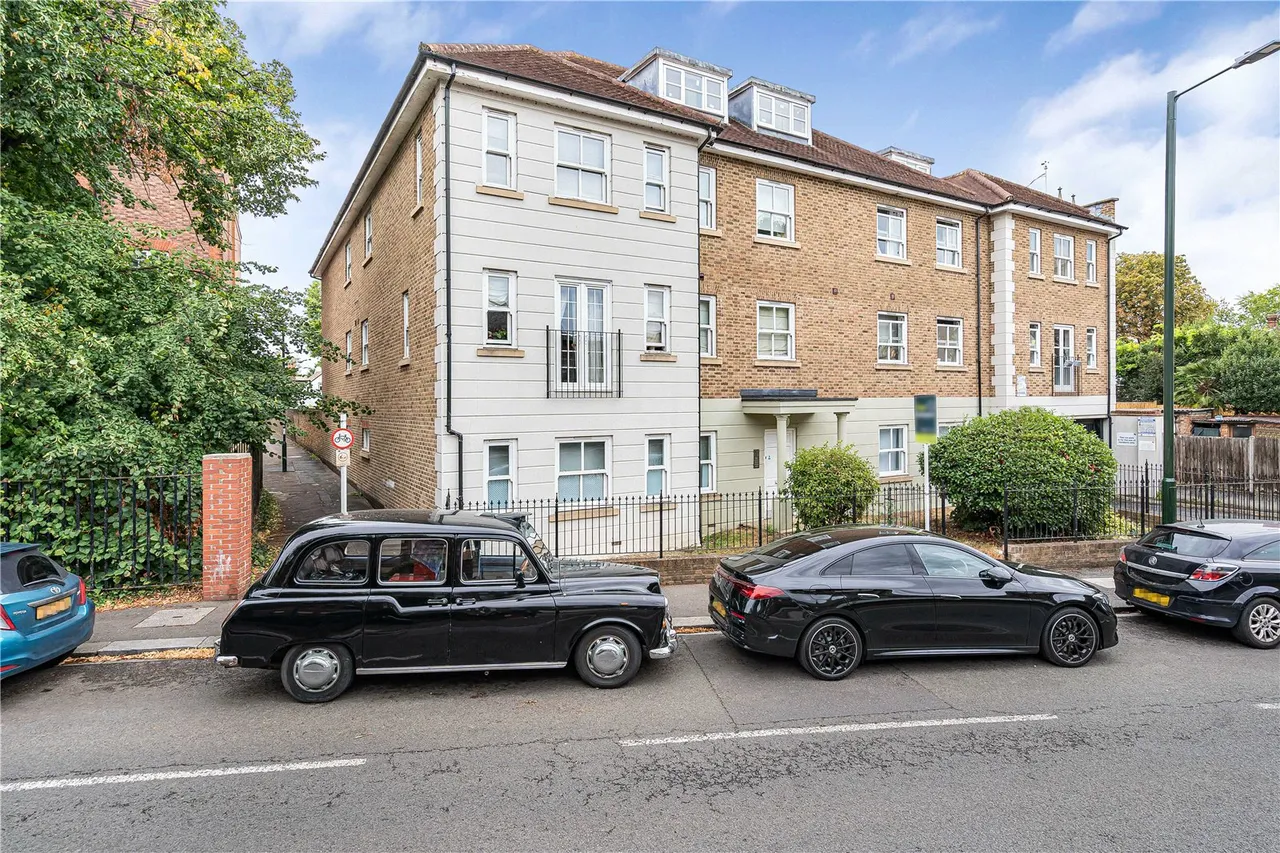 High Street, Hampton, TW12, photo 12