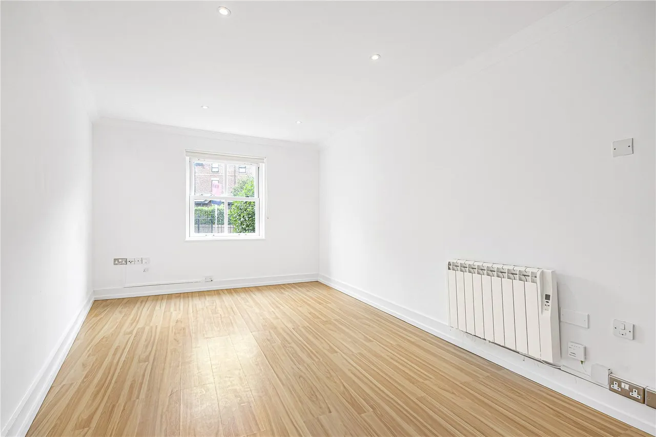 High Street, Hampton, TW12, photo 2