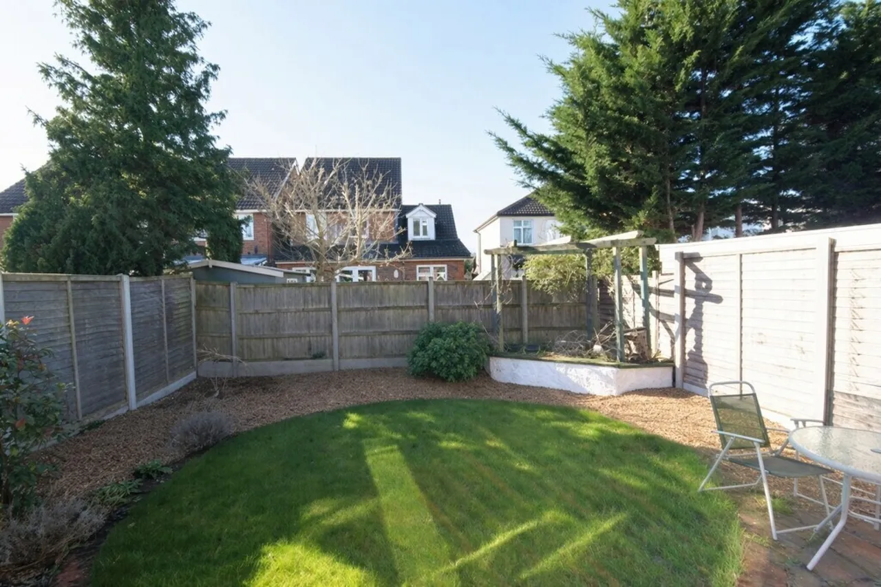 Kings Road, Egham, photo 4