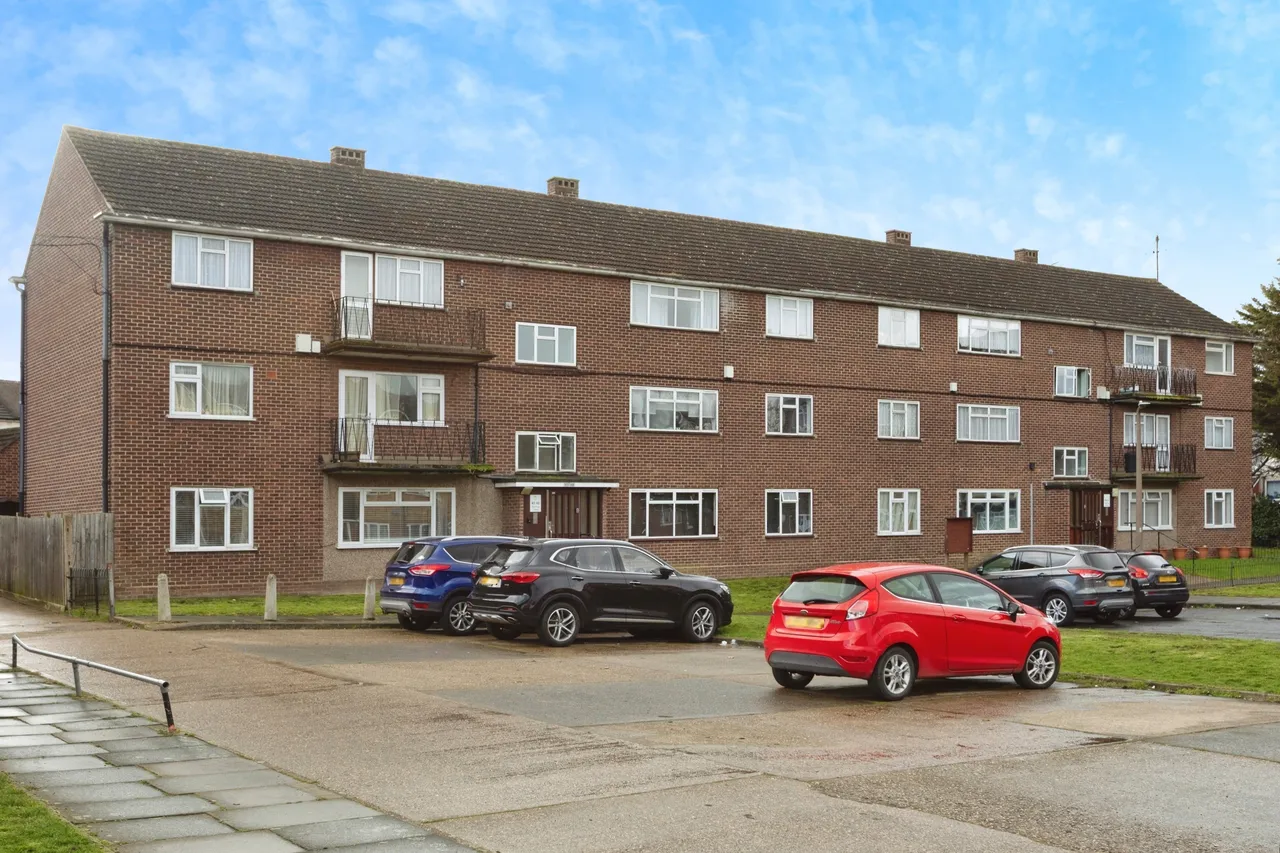 2 bed flat for sale, Stirling Close, Rainham, RM13
