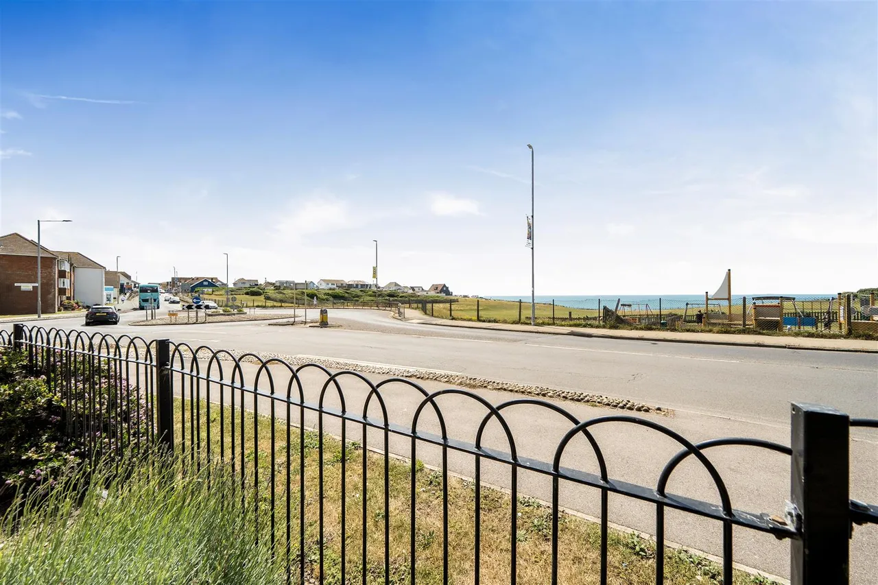 Rowe Avenue, Peacehaven, BN10, photo 12