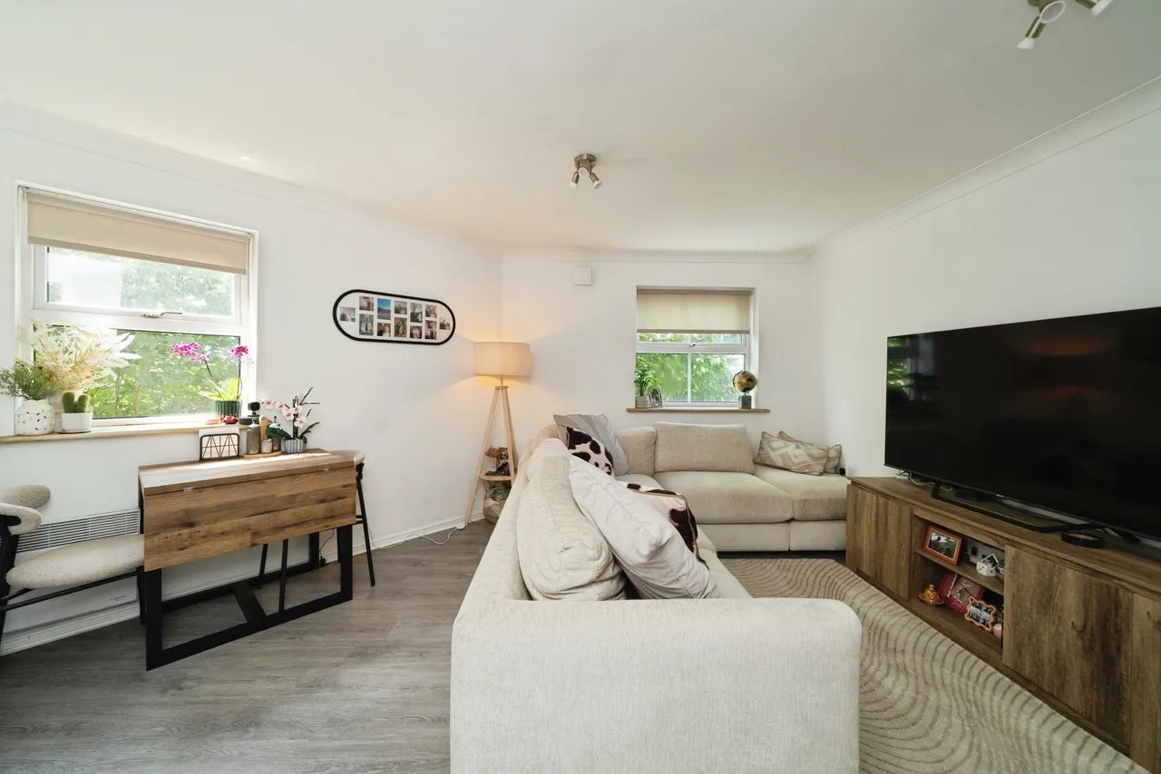 Staines Road West, Sunbury-On-Thames, TW16, photo 2