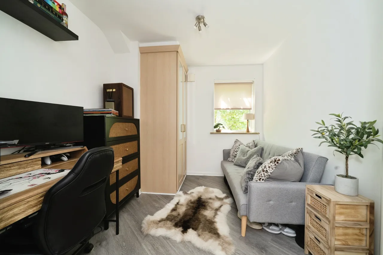 Staines Road West, Sunbury-On-Thames, TW16, photo 12