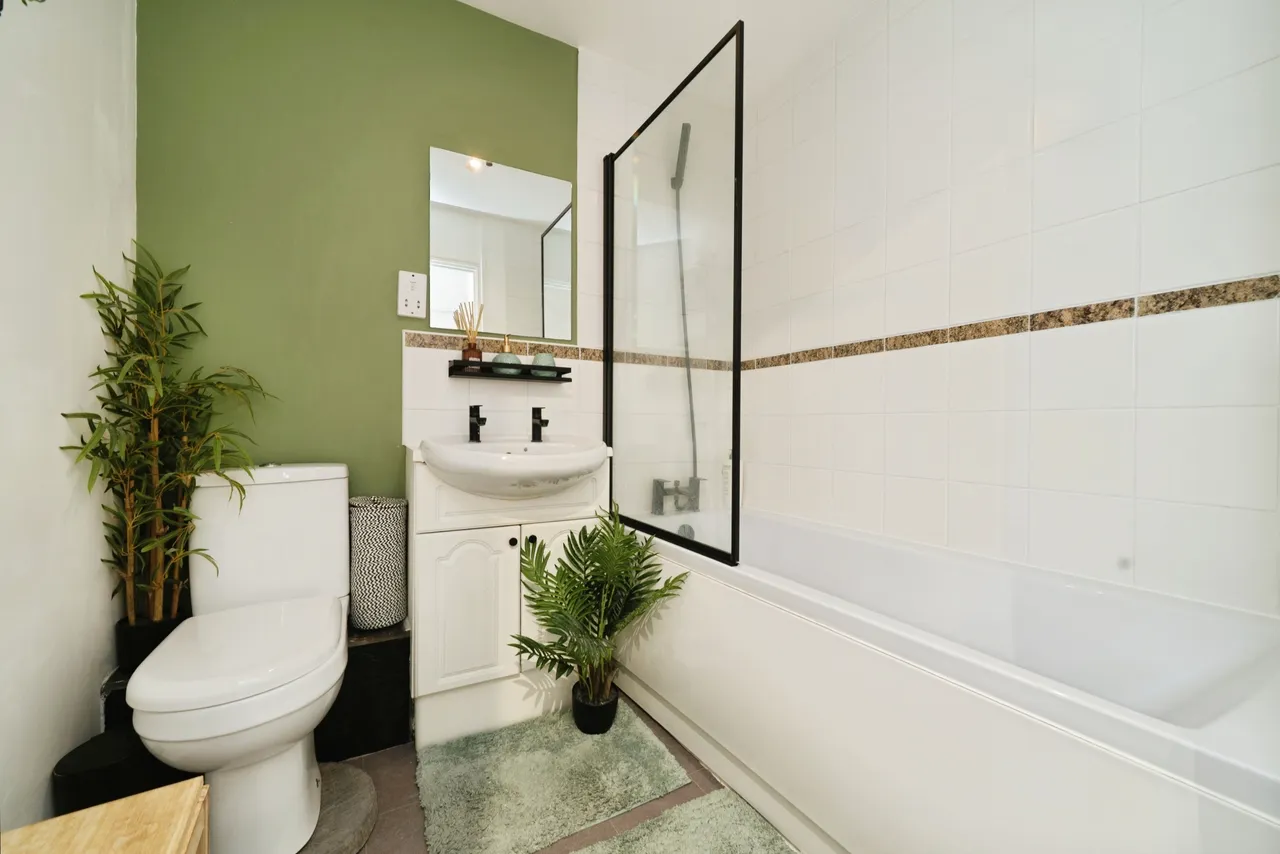 Staines Road West, Sunbury-On-Thames, TW16, photo 14