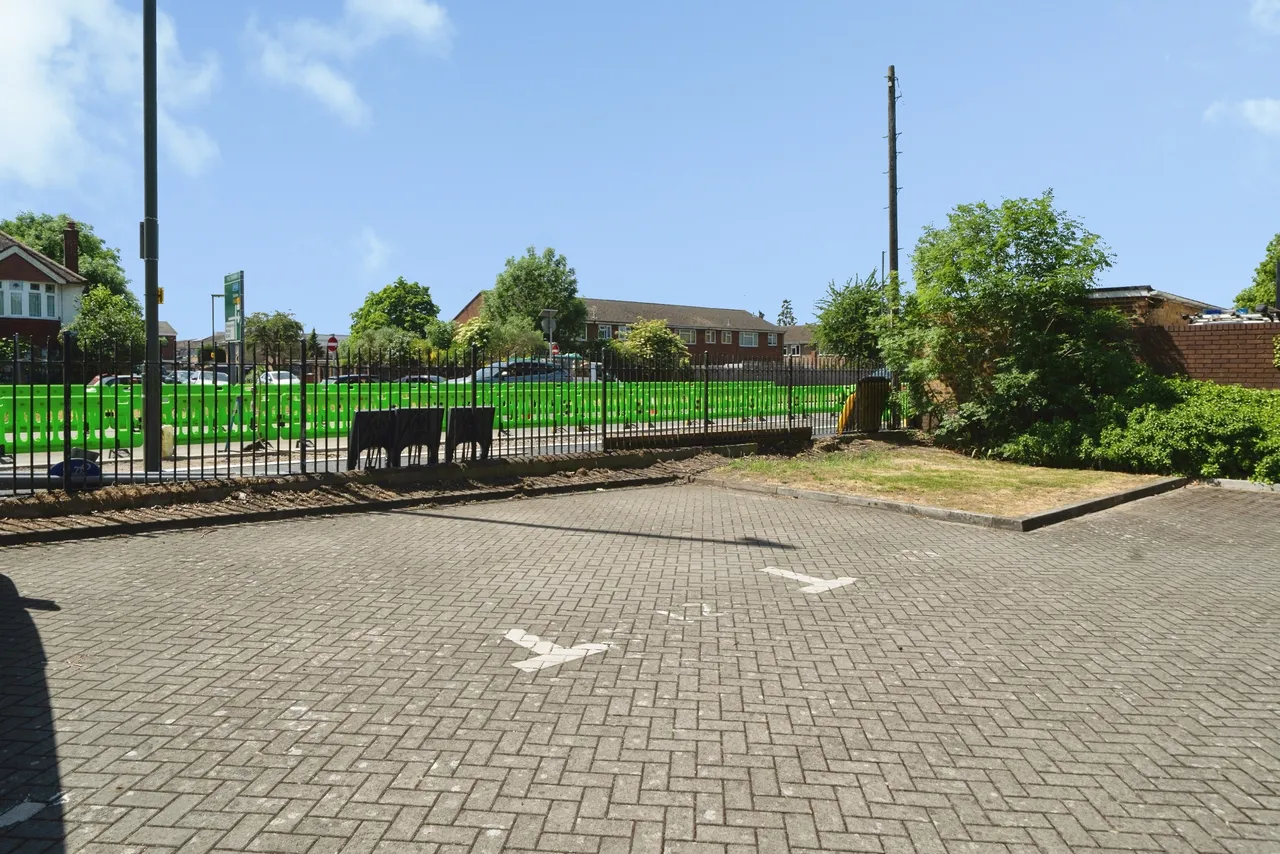 Staines Road West, Sunbury-On-Thames, TW16, photo 17