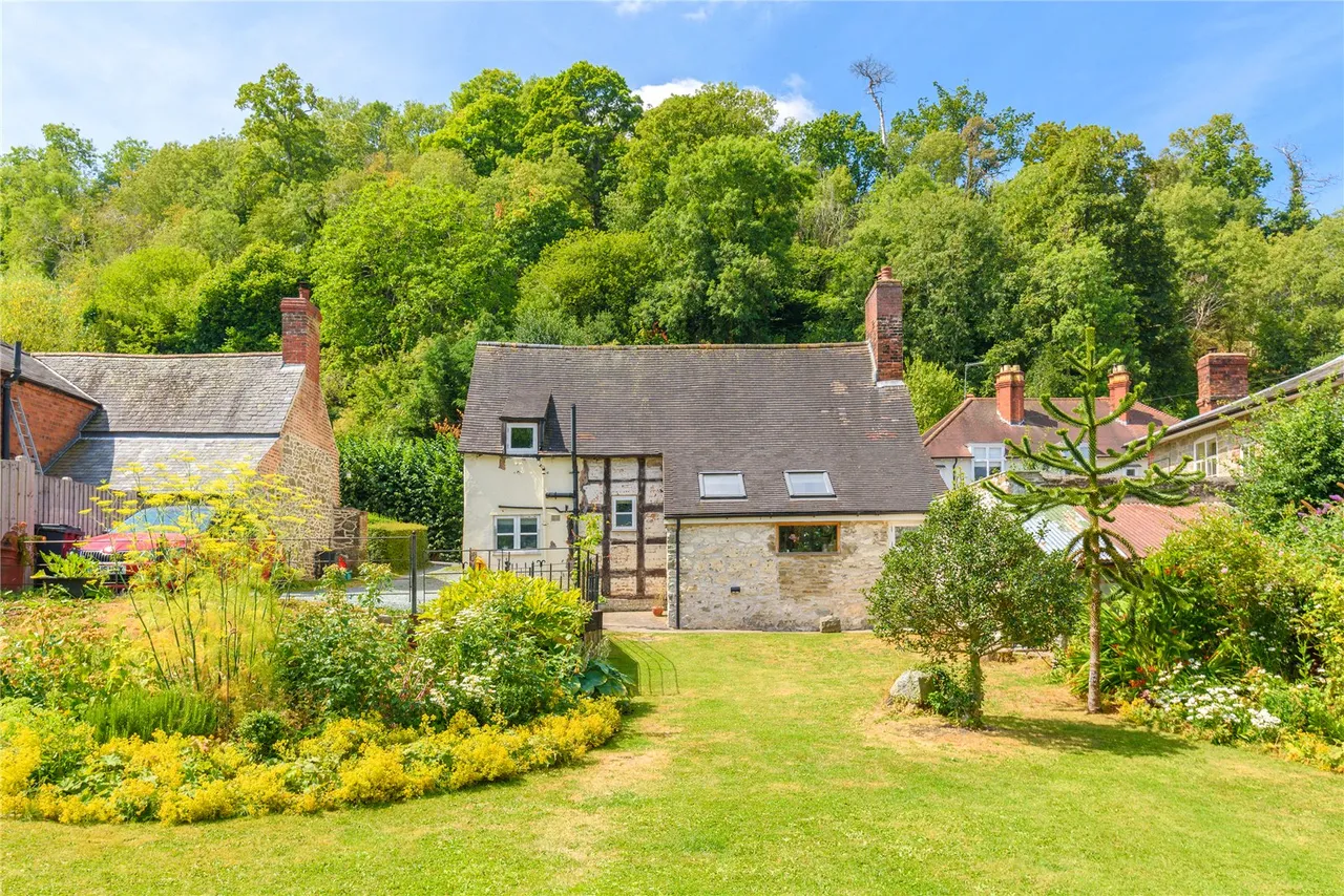 Pool Road, Montgomery, Powys, SY15 6QY, photo 44