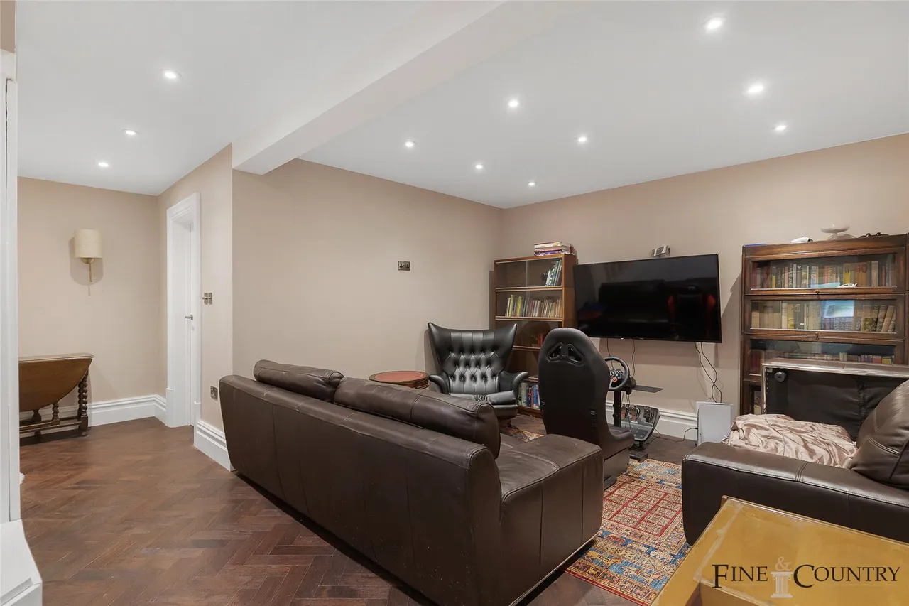 Woodchurch Road, London, photo 7