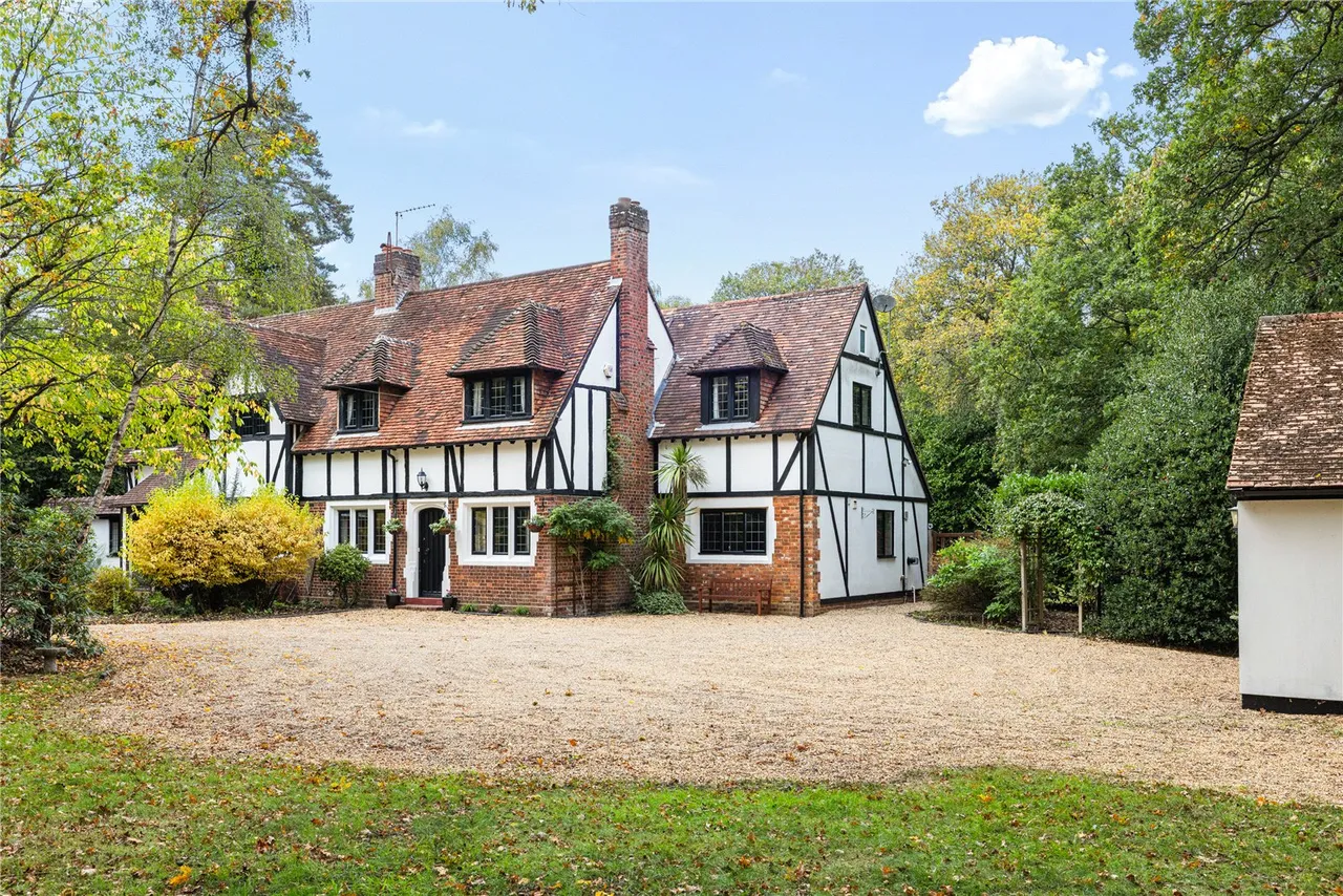 4 bed house for sale, Church Road, Farley Hill, RG7