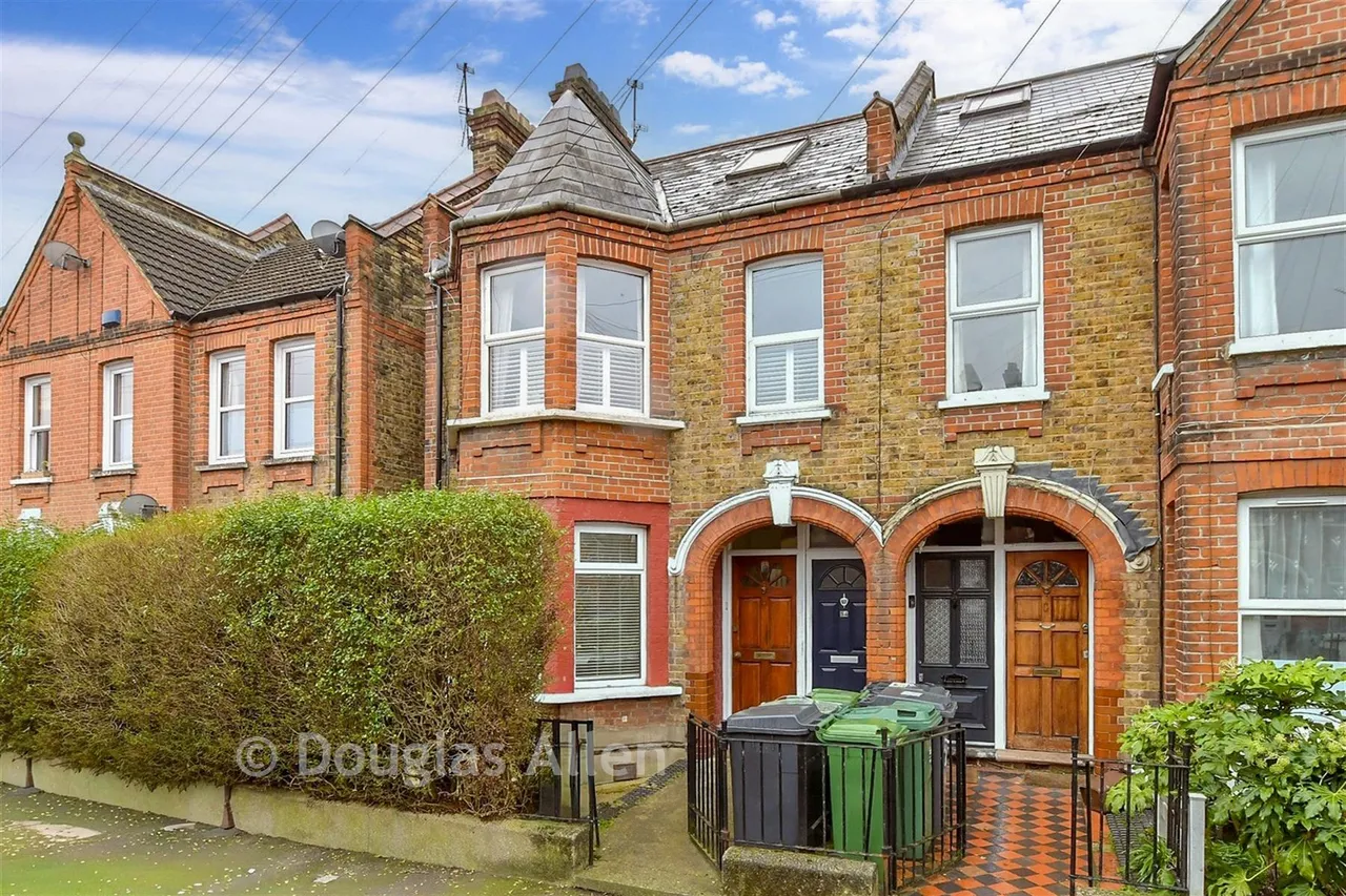 2 bed flat for sale, Hitcham Road, Walthamstow, E17