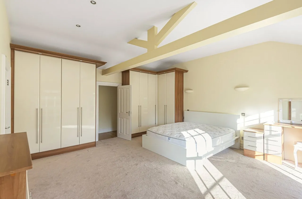 Harlington Road, UB8, photo 6