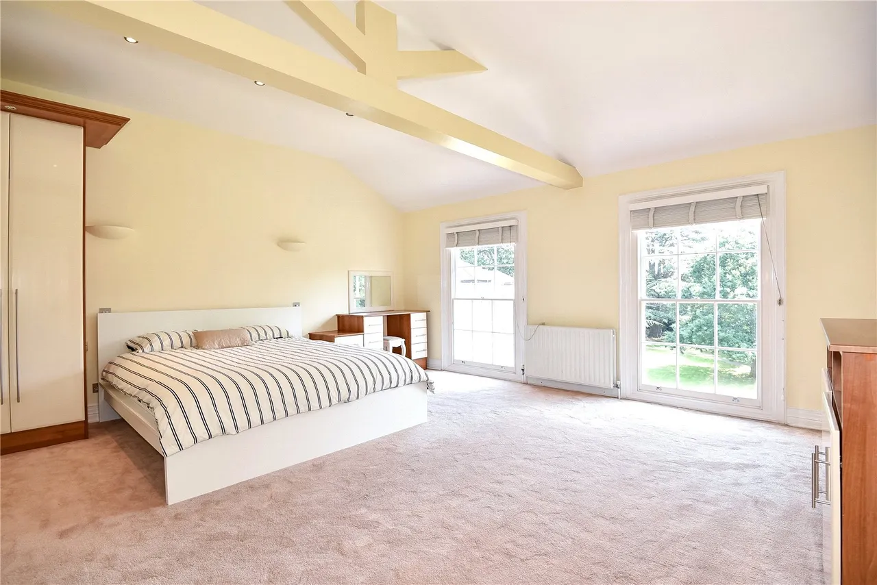 Harlington Road, UB8, photo 3