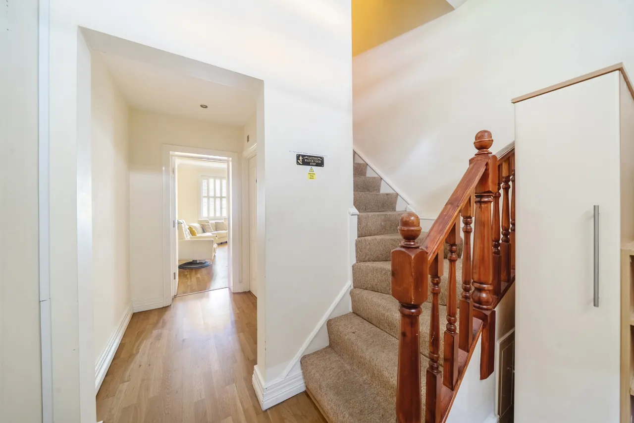 Harlington Road, UB8, photo 5