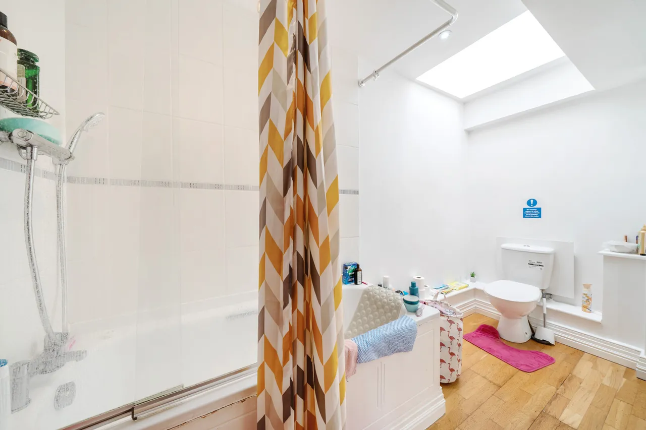 Harlington Road, UB8, photo 17
