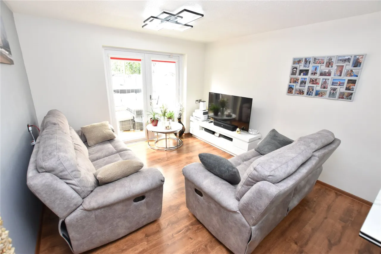 Brookhouse Road, Farnborough, Hampshire, GU14 0DP, photo 2