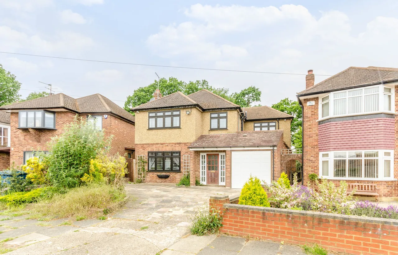4 bed house to rent — 81 Anglesmede Crescent, Pinner