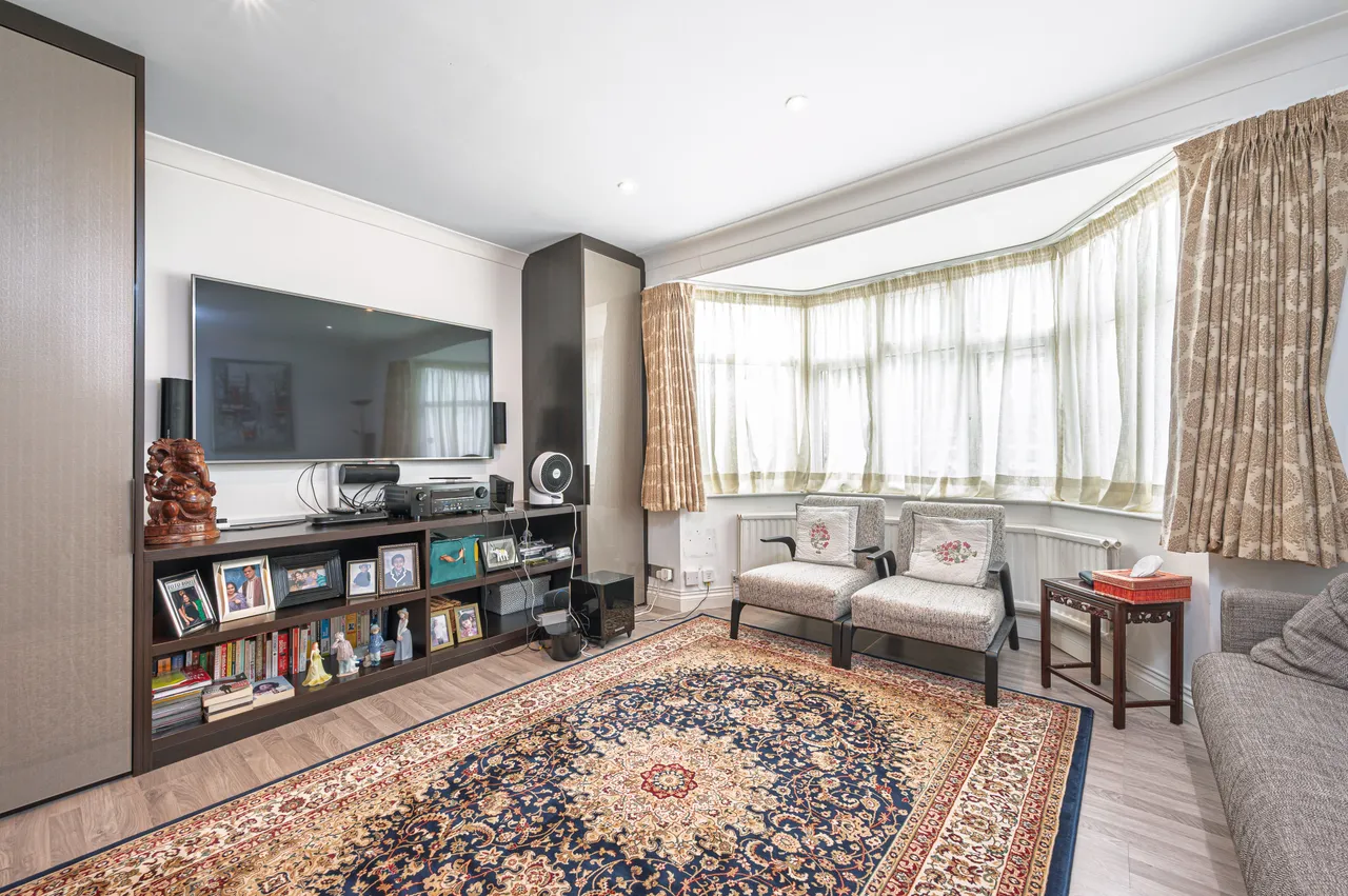 116 Greenfield Gardens, London, photo 5