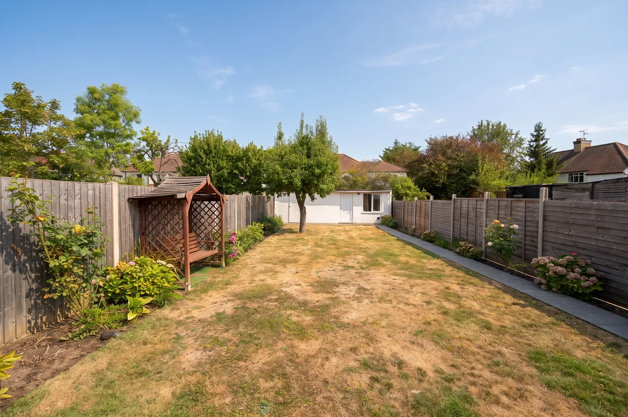 116 Greenfield Gardens, London, photo 11