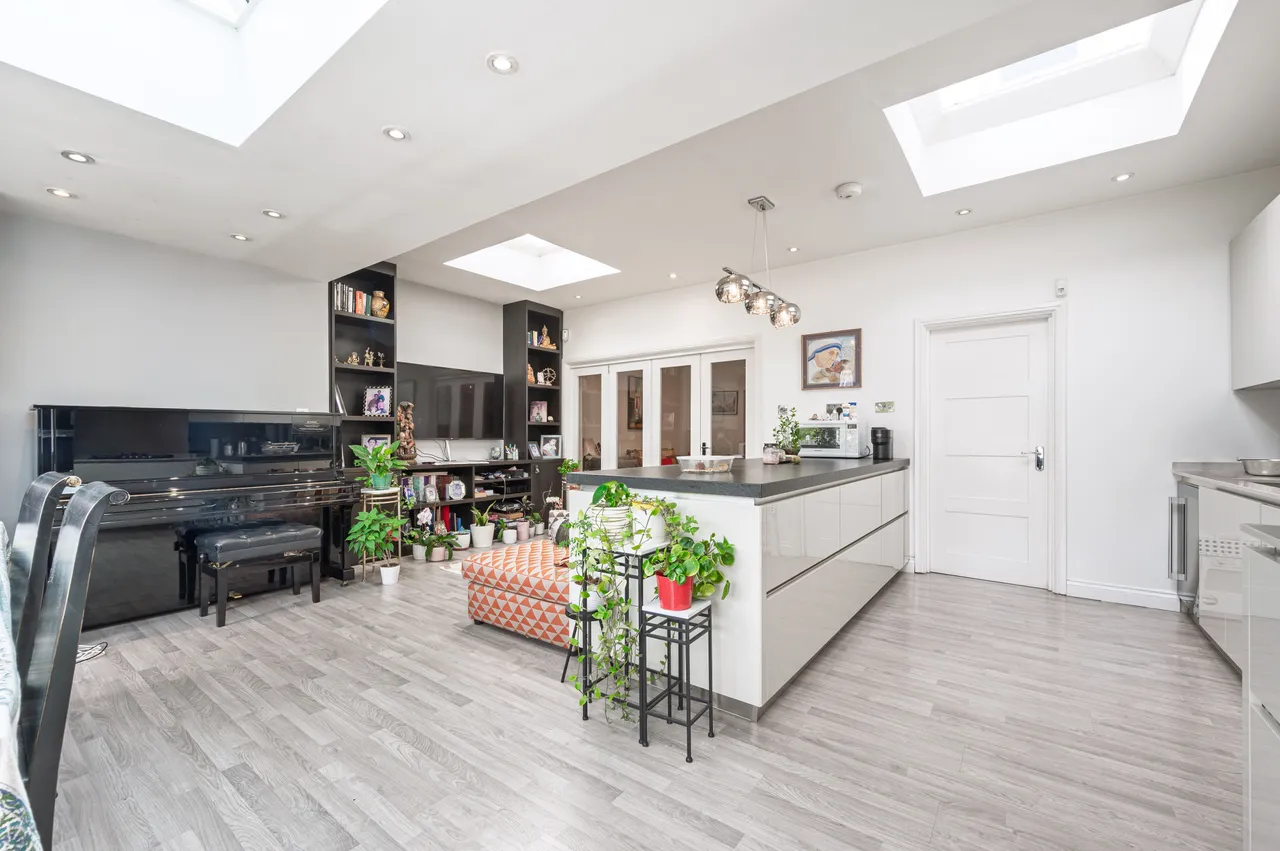116 Greenfield Gardens, London, photo 12