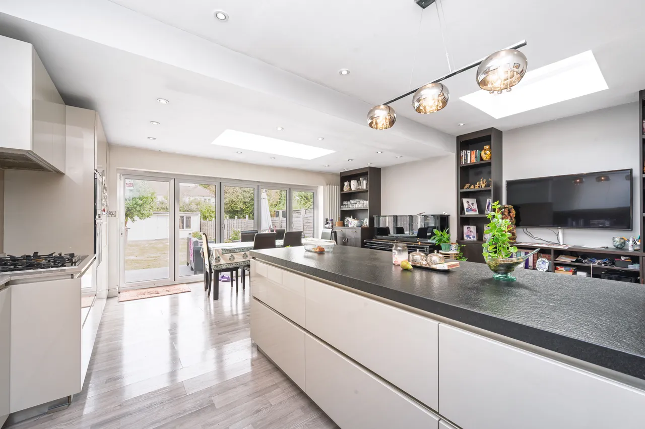 116 Greenfield Gardens, London, photo 3