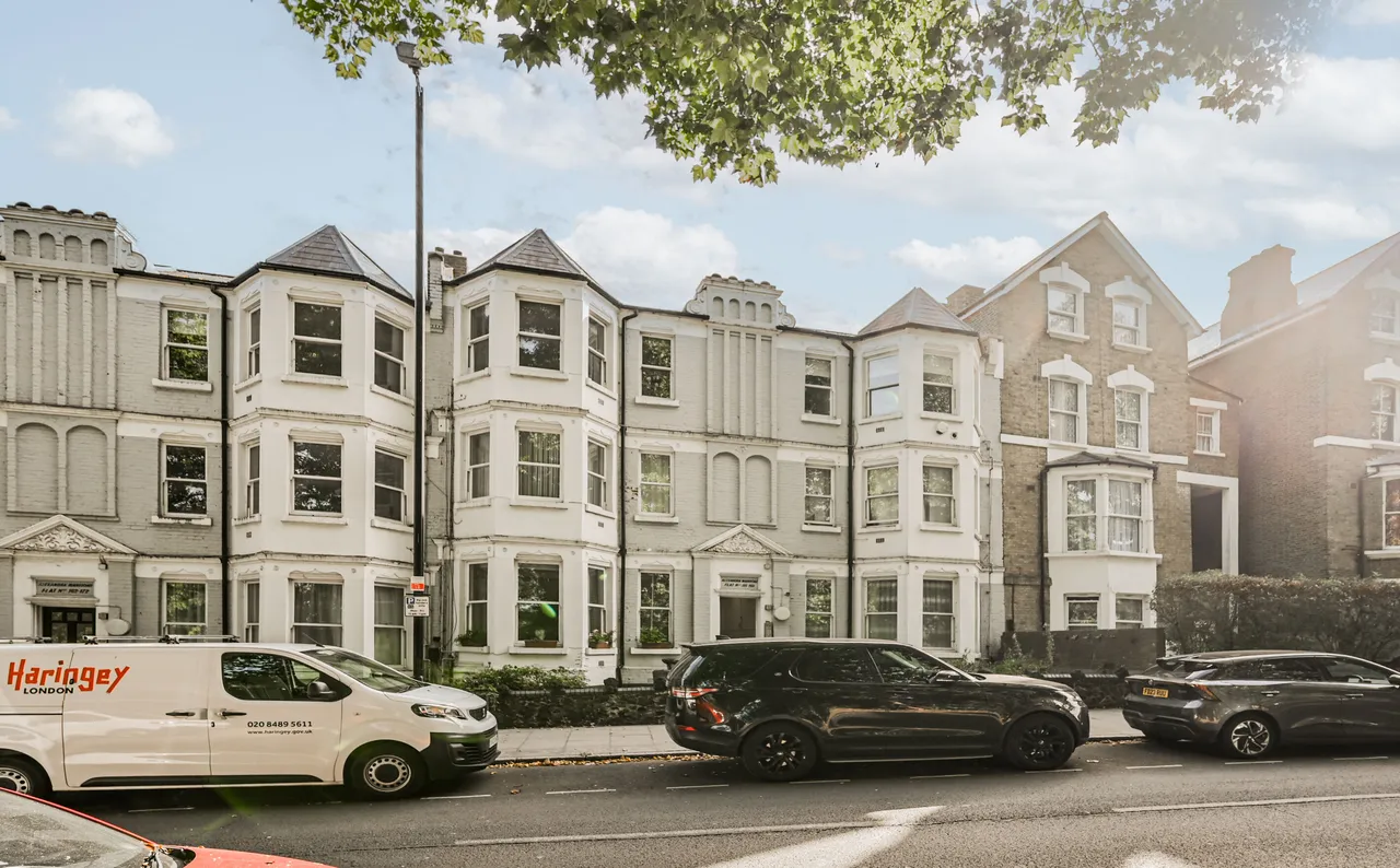 3 bed flat for sale, London, N8