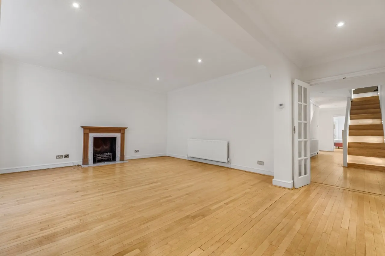 2 bed flat to rent, St. Georges Square, London, SW1V