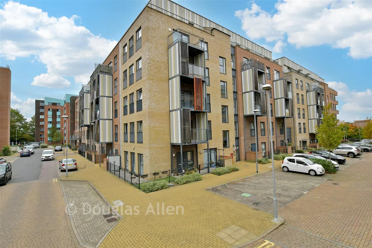 2 bed flat for sale, Maxwell Road, Romford, RM7