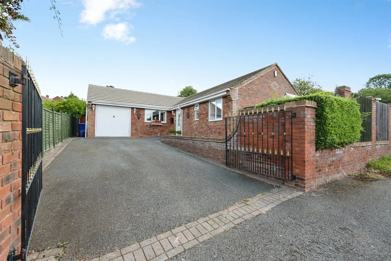 3 bed house for sale — Summer Lane, Dudley