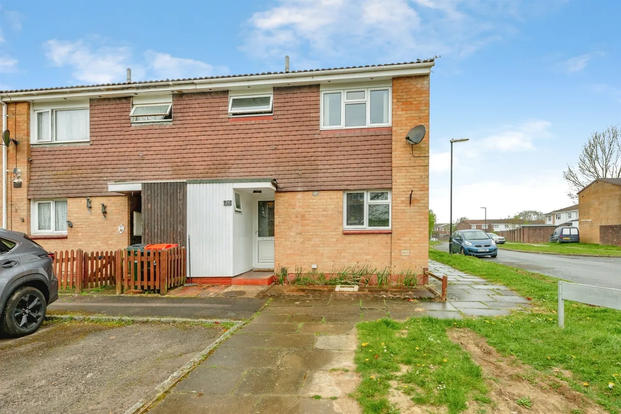 3 bed house for sale — Cowfold Close, Crawley
