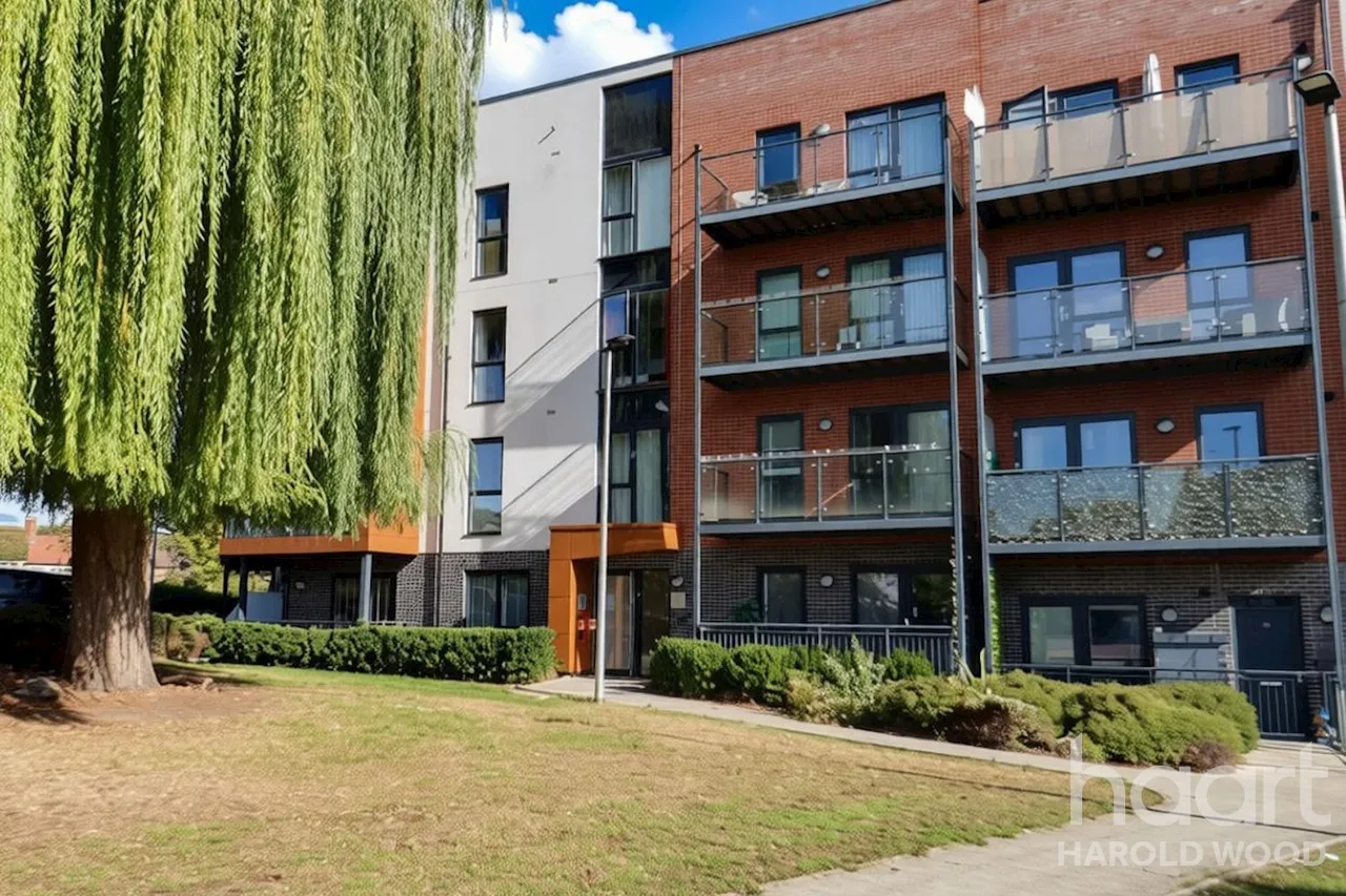 St. Clements Avenue, Harold Wood, RM3, photo 14