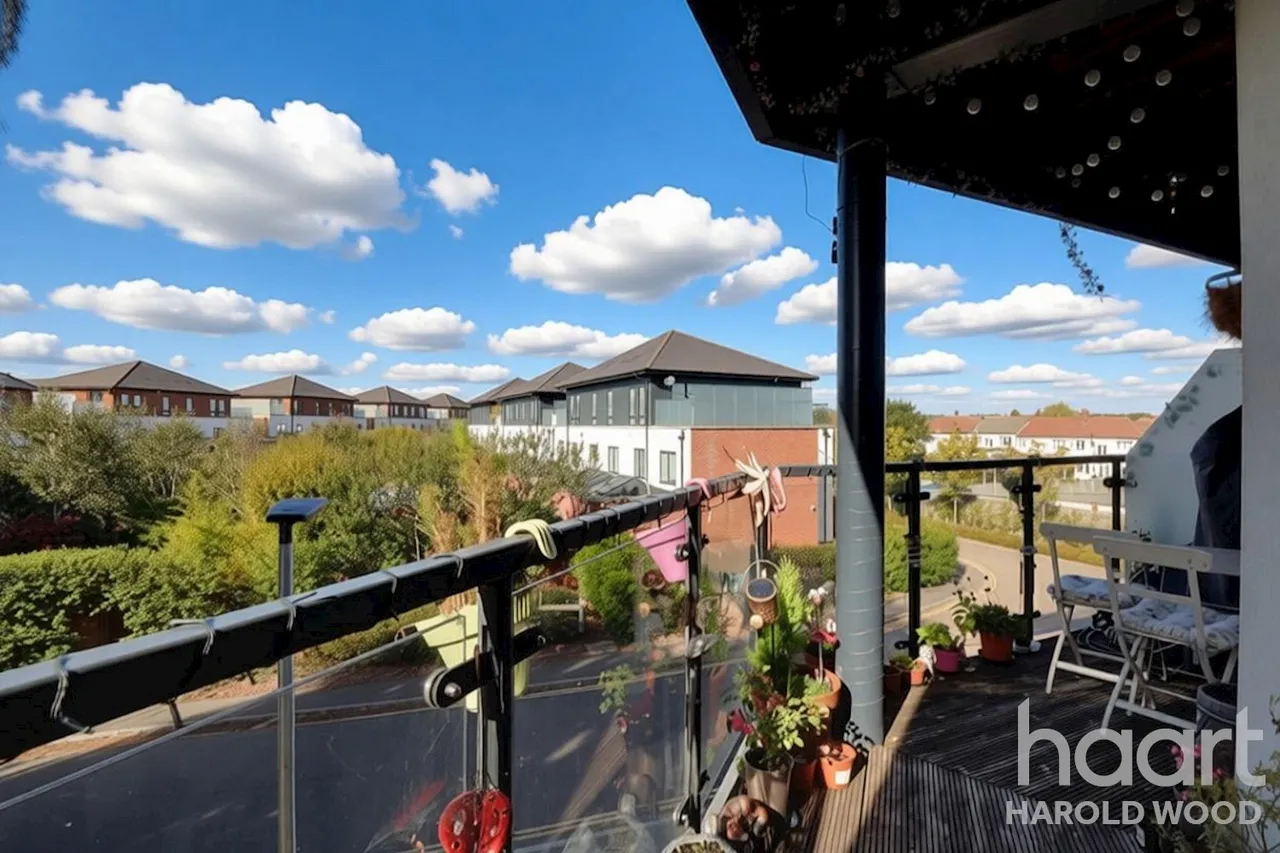 St. Clements Avenue, Harold Wood, RM3, photo 12