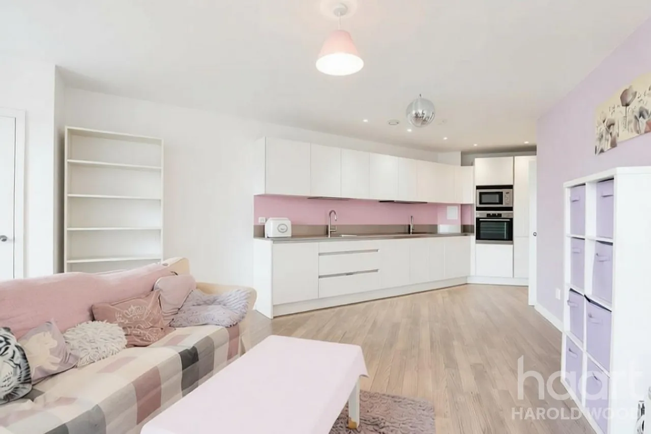 St. Clements Avenue, Harold Wood, RM3, photo 5
