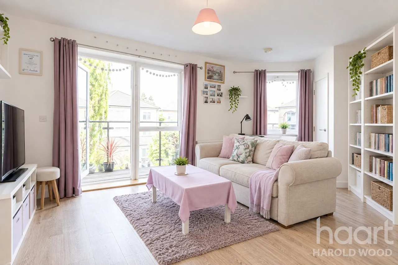 St. Clements Avenue, Harold Wood, RM3, photo 4