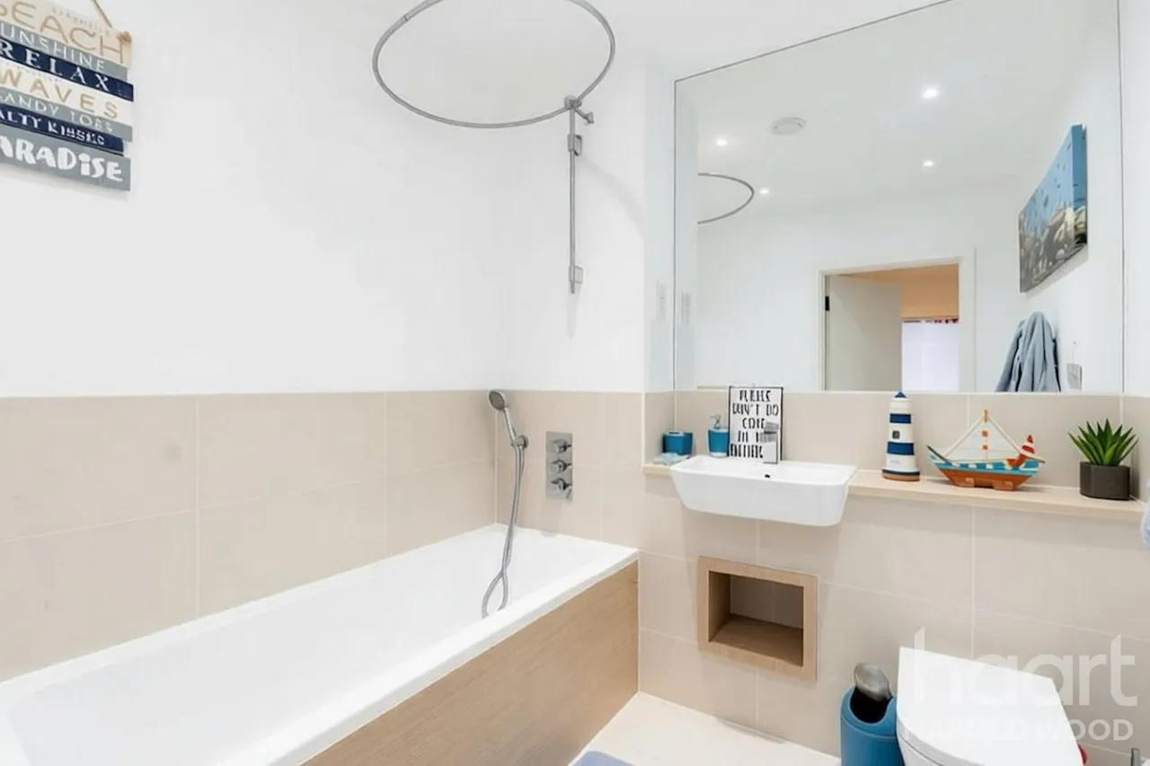 St. Clements Avenue, Harold Wood, RM3, photo 9