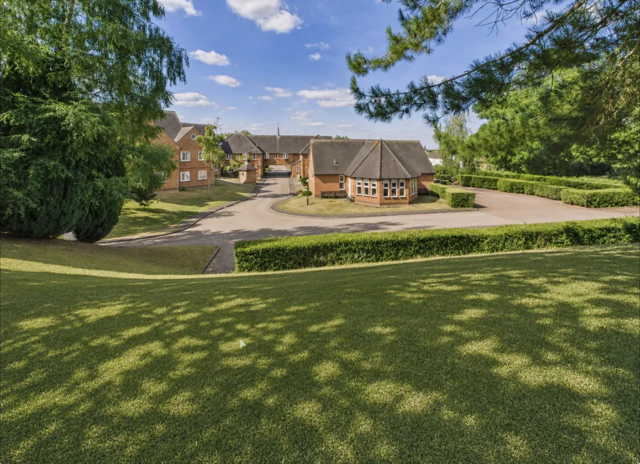 1 bed flat for sale, Woburn Road, Woburn Sands, MK17