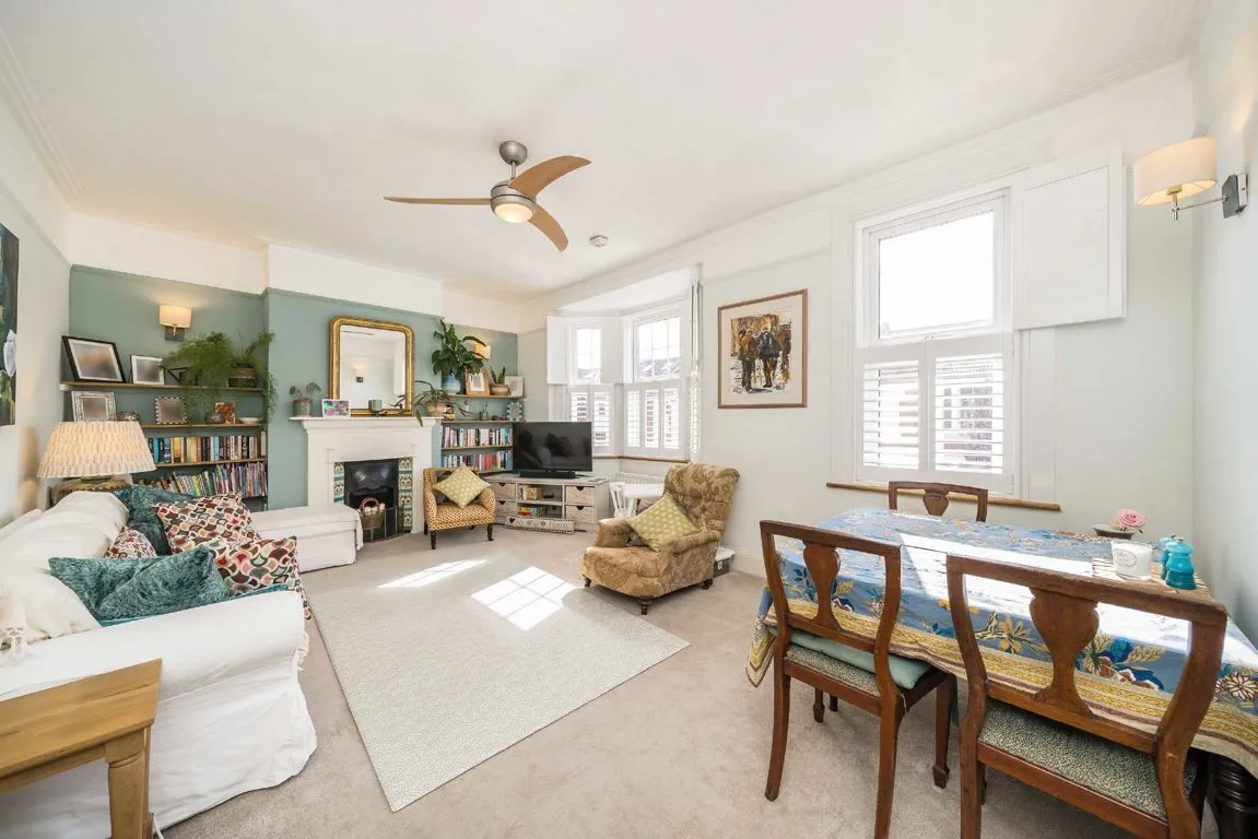 3 bed flat for sale, Waldron Road, SW18
