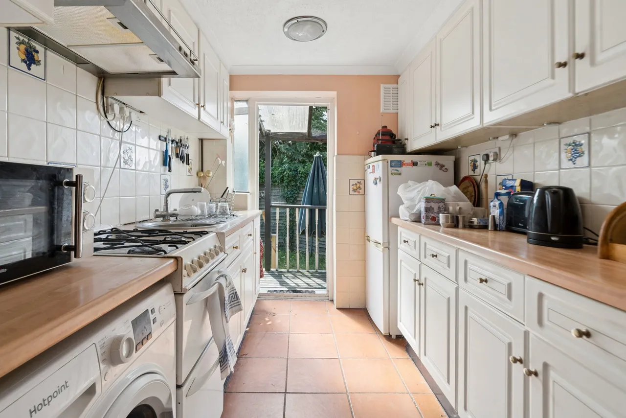 Layters Avenue South, Chalfont St Peter, SL9, photo 3