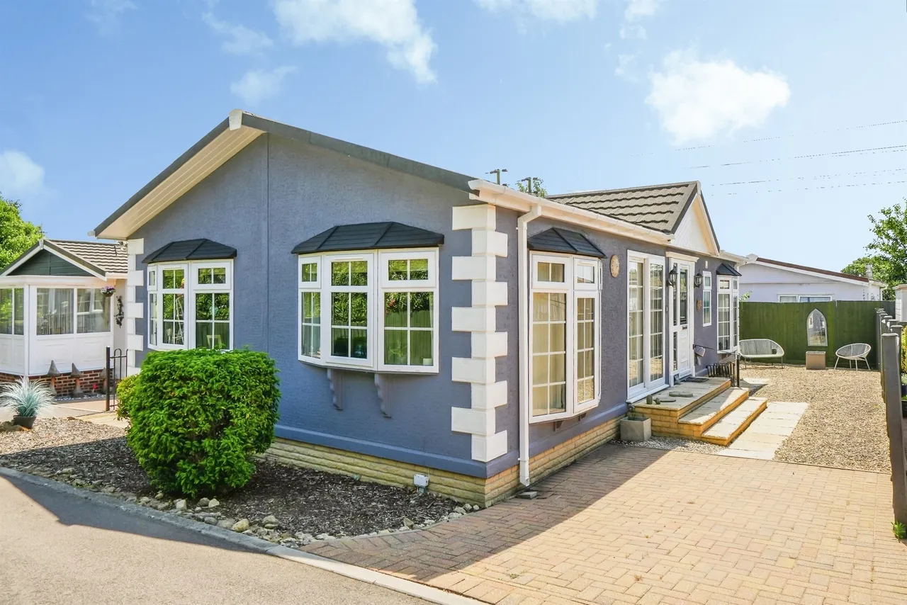 2 bed park home for sale — Heyford Leys, Upper Heyford, Bicester