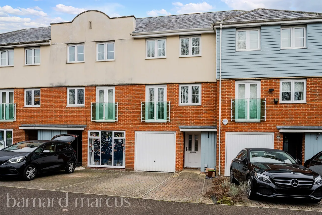 3 bed house for sale — St. Annes Drive North, Redhill