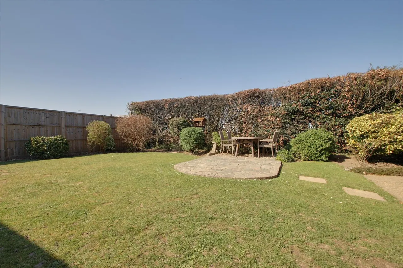Eastergate Close, Goring-By-Sea, Worthing, photo 13