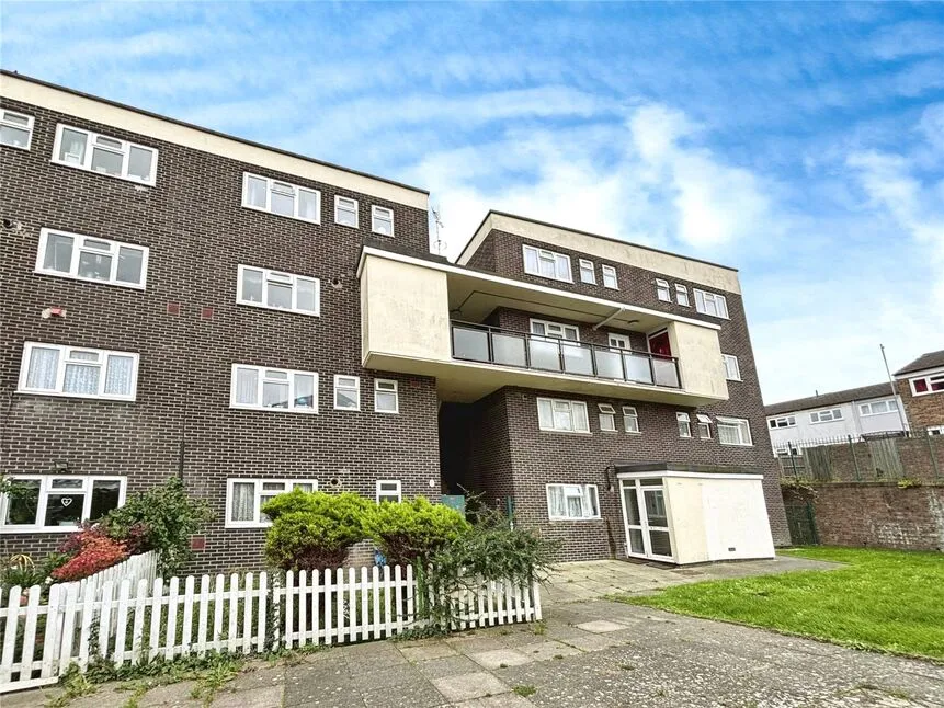 3 bed flat for sale, Shipwrights Avenue, ME4